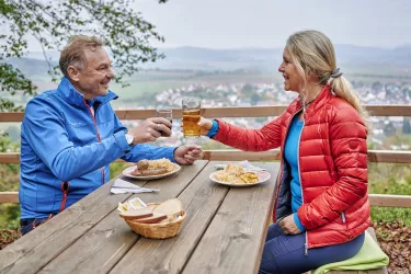 Gemütliche Essensrast (© Florian Trykowski, Donnersberg-Touristik e. V.)