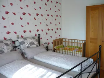 Kinderbett (60x120 cm) im Schlafzimmer (© Waltraud Triem)