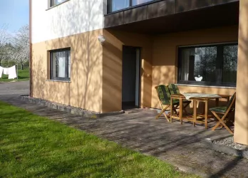 Eingang Ferienwohnung mit Sitzgruppe