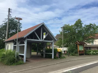Bushaltestelle Ortsmitte Busenberg (© Adrian Stilgenbauer)