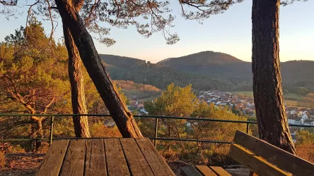 Eichelberg Busenberg, Sonnenuntergang (© Bärbel Laux)