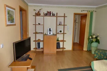 Wohnzimmer mit TV (© Gästehaus Bielfeldt)