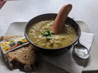 Eintopf mit Bockwurst (© Nicola Hoffelder Rietania Hütte)