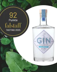Eine elegante Gin-Flasche mit einem modernen Design steht vor einem Hintergrund aus grünen Blättern. Die Flasche ist für das Falstaff Tasting 2025 ausgezeichnet und hat 92 Punkte erhalten.