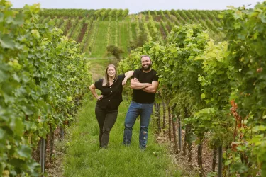 Sina und Frank Kayser im Weinberg (© Weingut Kayser)