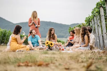 Weinprobe im Weinberg mit Vera Keller (© Ch)