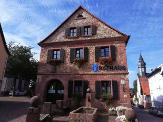 Im Zentrum des Dorfes Göcklingen...