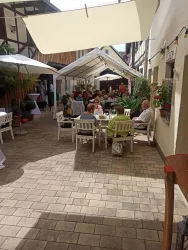 Geselligiges Zusammensein im Weingut Hafner