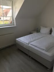 Schlafzimmer mit hochwertigem Doppelbett