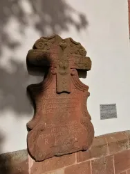 Historischer Grabstein im Kirchhof