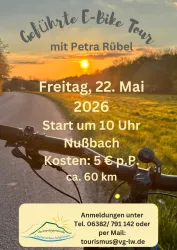 Ein Werbeflyer für eine geführte E-Bike-Tour mit Informationen zu Datum, Startpunkt und Kosten. Das Bild zeigt ein Fahrrad und eine wunderschöne Landschaft bei Sonnenuntergang.