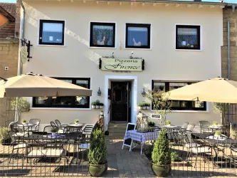 Außenansicht mit Terrasse