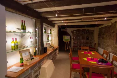 Weinprobe im Gewölbekeller (© Bernhard Wingerter)