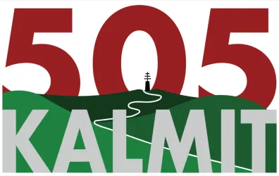 Ein stilisiertes Logo mit der Zahl „505“ und dem Wort „KALMIT“. Im Hintergrund sind grüne Hügel und ein Weg, der zu einem Leuchtturm führt.