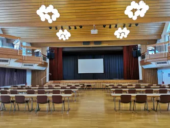 Bestuhlter Festsaal mit Leinwand (© Büro für Tourismus Maikammer)