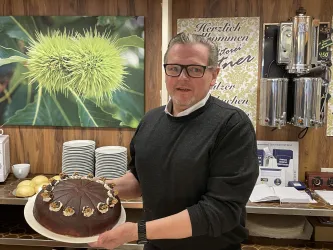 Karlheinz Centner mit der beliebten Pralinentorte (© Büro für Tourismus Maikammer)