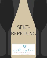Eine künstlerische Darstellung einer Sektflasche im Vordergrund. Darunter steht der Schriftzug "SEKT-BEREITUNG" und das Logo von Mugler.