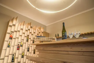 Theke und Weinregal (© Immengarten Hof, Wein- und Sektgut Frank Höhn)