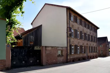 Arbeiterwohnhaus von der Seite (© Büro für Tourismus Maikammer)