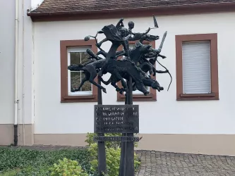 Skulptur von weitem (© Büro für Tourismus Maikammer)