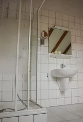 Badezimmer mit Dusche (© Humm)
