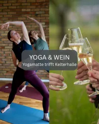 Zwei Frauen praktizieren Yoga in einem Raum mit Ziegelwänden. Auf der anderen Seite stoßen Menschen mit Gläsern an, während sie in einer grünen Umgebung stehen.
