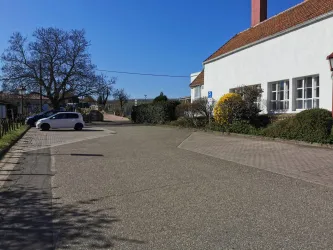 Parkplatz an der Alsterweiler Kapelle (© Büro für Tourismus Maikammer)