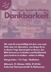 Eine Gruppe von Menschen praktiziert Yoga in einem hellen Raum. Sie führen die Pose "Krieger" aus, während eine Lehrerin ihnen anleitet.