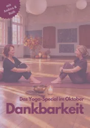 Zwei Frauen sitzen im Yogastudio auf Matten und unterhalten sich entspannt. Der Raum ist hell und freundlich mit großen Fenstern und warmem Licht.