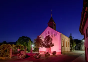 Alsterweiler Kapelle in Rosa (© Touristinformation Maikammer)