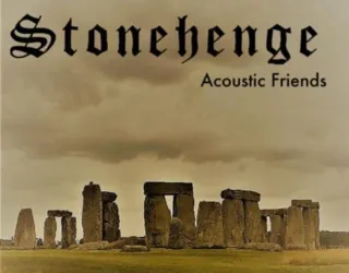 Ein Mann mit grauen Haaren steht mit einer Gitarre im Hintergrund. Er hat einen nachdenklichen Ausdruck und trägt ein einfaches schwarzes Oberteil.