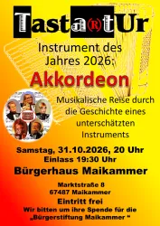 Eine Gruppe von sechs Musikern sitzt auf einer weißen Bank. Sie spielen verschiedene Instrumente und tragen lässige Kleidung.