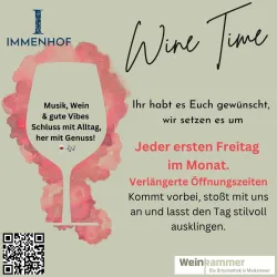 Ein einladendes Plakat für die Veranstaltung "Wine Time". Es lädt ein, den ersten Freitag im Monat mit Musik, Wein und guter Stimmung zu verbringen.