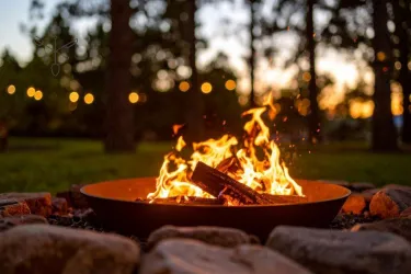 Eine sommerliche Nachtveranstaltung mit bunten Cocktails und fruchtigen Motiven. Datum: 9. August.