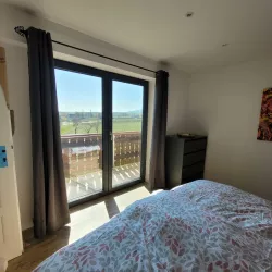 Schlafzimmer mit Balkon zum Wingert