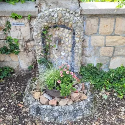 Brunnen vor dem Haus