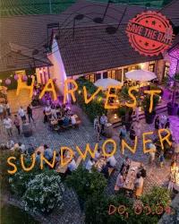 Eine lebendige Erntefeier im Freien mit fröhlichen Gästen unter Lichtern. Das Event findet am 3. September statt.
