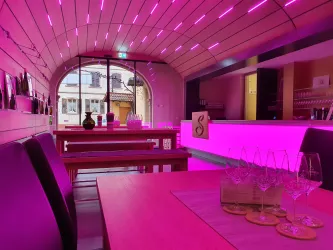 Vino Lumino -Vinothek in rosa (© Familie Schreieck)