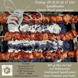 Ein Grill mit Spießbraten, die über offenem Feuer zubereitet werden. Darunter steht der Text zu einer Veranstaltung am 09.10.26 um 17 Uhr.