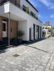 Herzlich willkommen in den Ferienapartments Ungeheuer! Hier verbindet sich Winzerflair mit modernem Ambiente und luxuriöser Ausstattung. Im gepflegten, großzügigen Innenhof steht Ihnen ein Parkplatz zur Verfügung.
