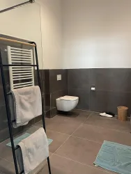 Ein geräumiges Badezimmer lädt zum Verweilen ein.