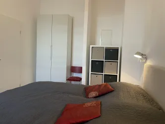 Das Schlafzimmer bietet mit einem großen Bett und reichlich Stauraum alles, was man sich wünscht.