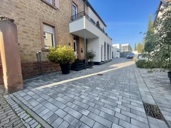 Herzlich willkommen in den Ferienapartments Ungeheuer! Hier verbindet sich Winzerflair mit modernem Ambiente und luxuriöser Ausstattung. Im gepflegten, großzügigen Innenhof steht Ihnen ein Parkplatz zur Verfügung.