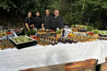 Eine sommerliche Nachtveranstaltung mit bunten Cocktails und fruchtigen Motiven. Datum: 9. August.