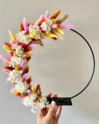 Zwei Frauen praktizieren Yoga in einem hellen Raum mit Ziegelsteinen und Pflanzen. Der Text auf dem Bild kündigt eine Yoga-Veranstaltung an.