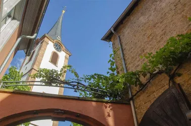 Blick auf Kirchturm vom Hof aus (© Valentina Mirabile)