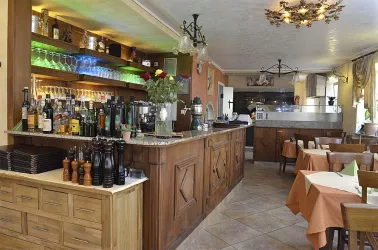 Restaurant: hinterer Bereich mit Theke und Pizza-S (© Valentina Mirabile)