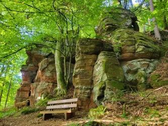 Ruhebank an den Krebswoog-Felsen
