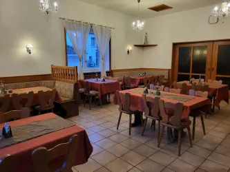 Gastraum mit Tür zum Nebenzimmer