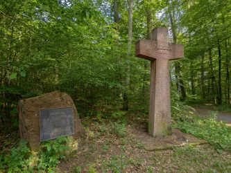 Friedenskreuz mit Gedenkstein